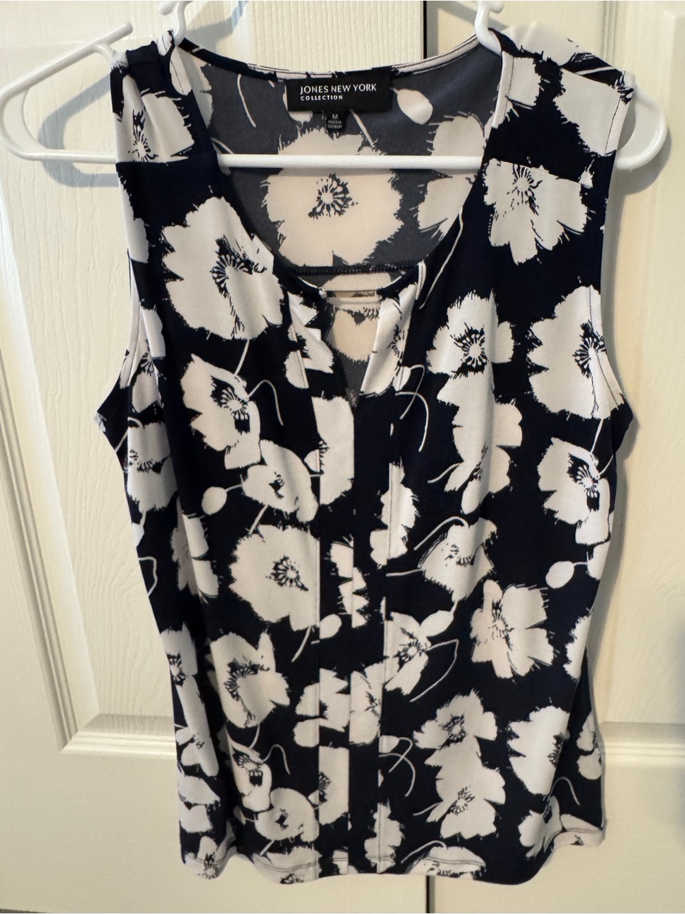 Jones New York Navy & White Floral Sleeveless Top